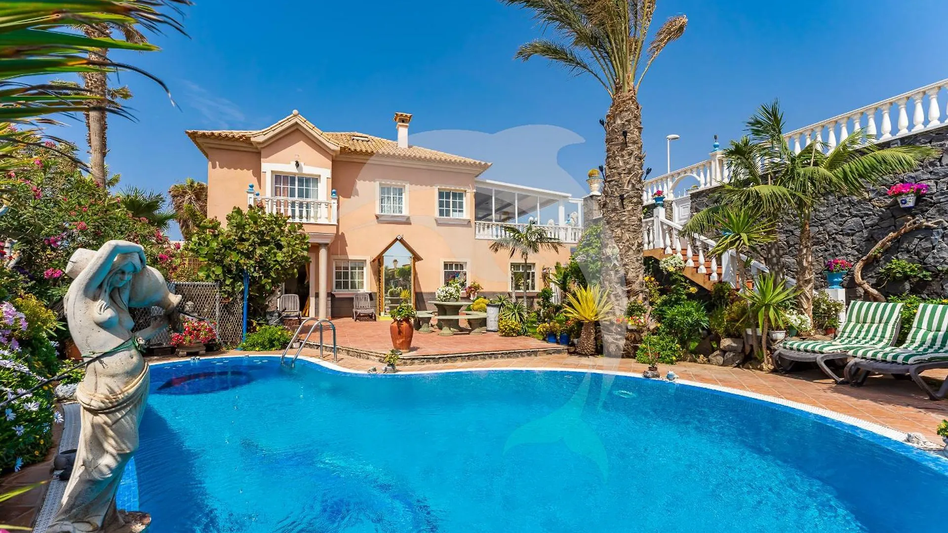 Apartamentos Los Delfines location